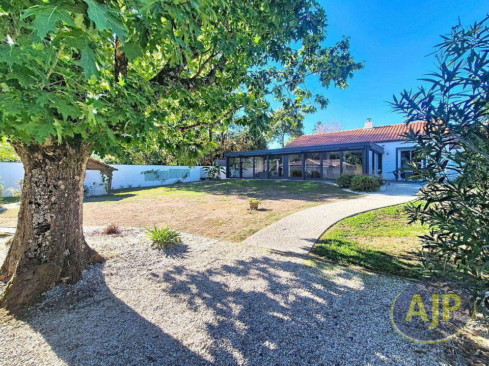 Maison Montaigu Vendee 5 pièce(s) 151 m2 - photo 1