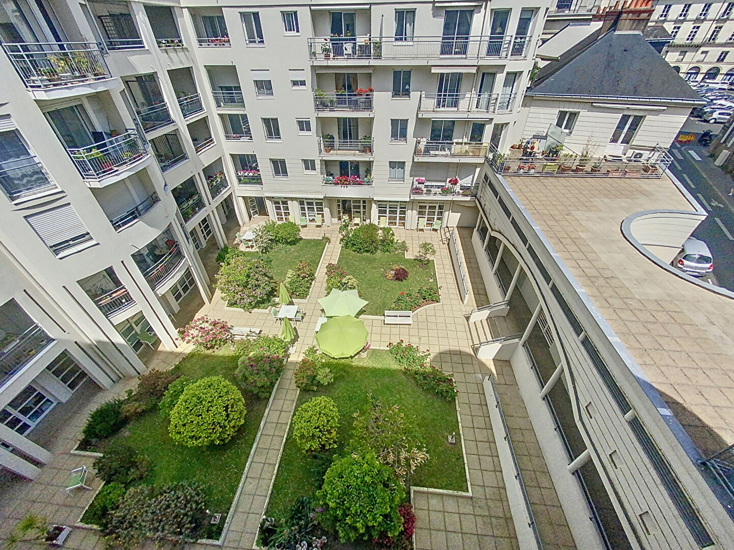 RÉSIDENCE SENIORS : T2 de 55.49 m² avec double Balcon, Cave et Parking - photo 2