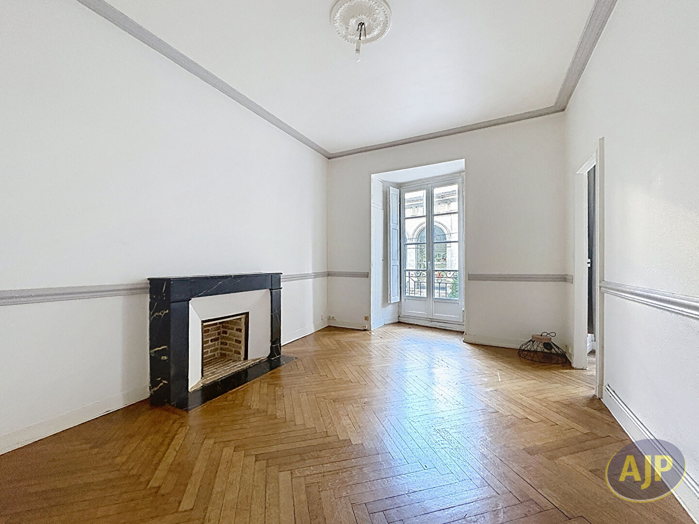 GRASLIN - Appartement 3 pièces 57.95m² - photo 1