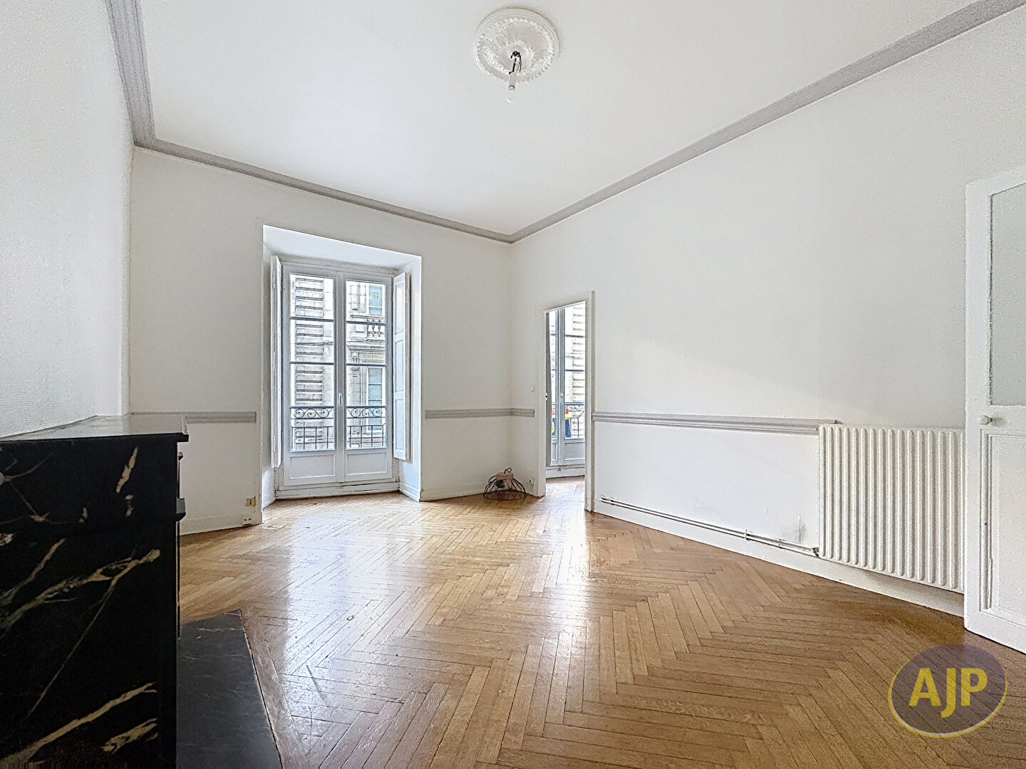 GRASLIN - Appartement 3 pièces 57.95m² - photo 2