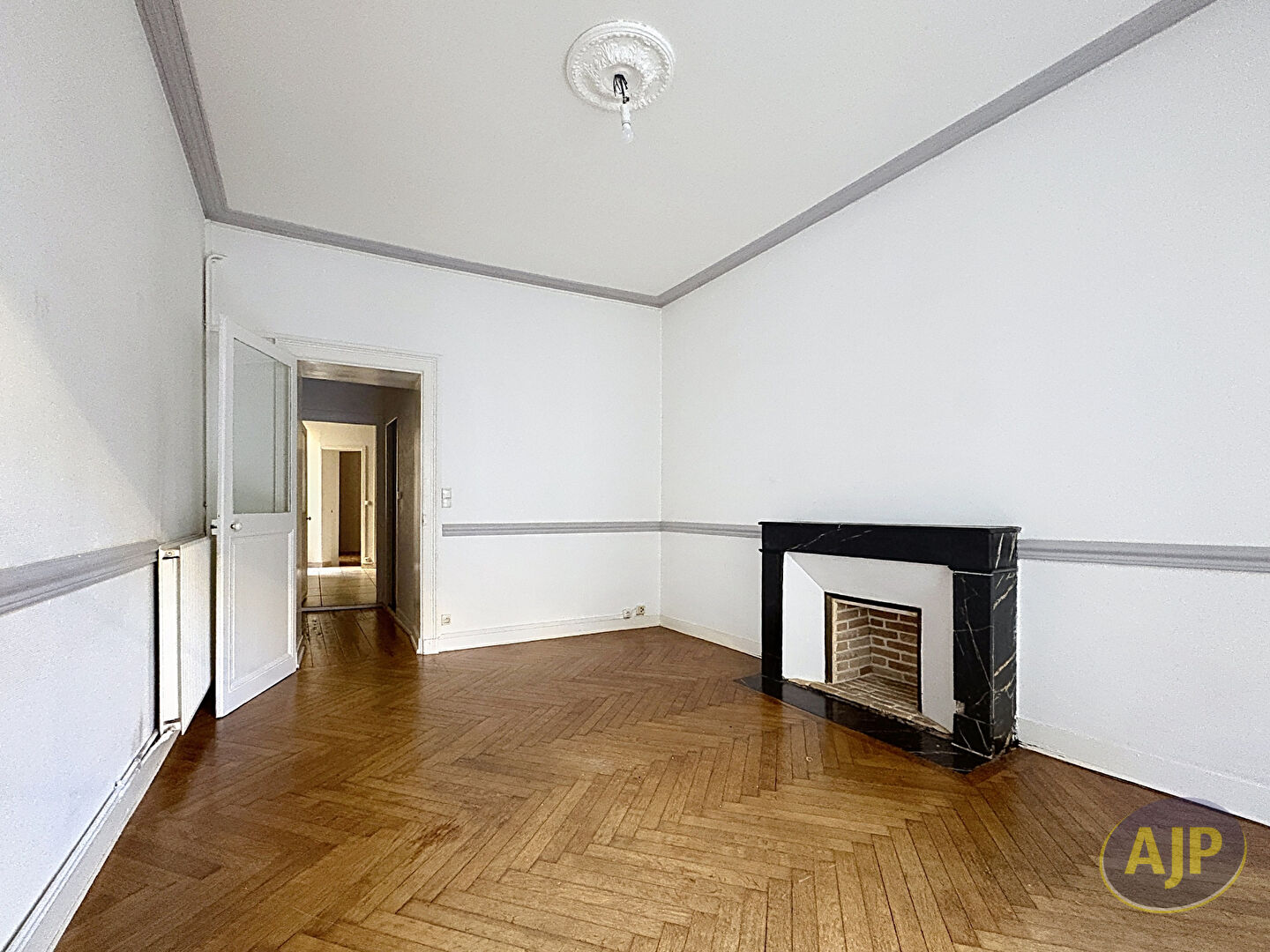 GRASLIN - Appartement 3 pièces 57.95m² - photo 4