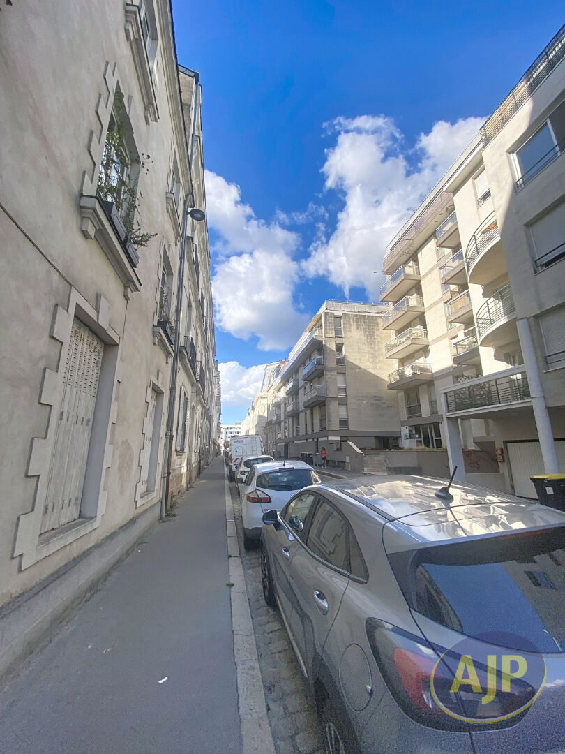 Rareté Dobrée/Sanitat ? Esprit petite maison en ultra-centre - photo 2