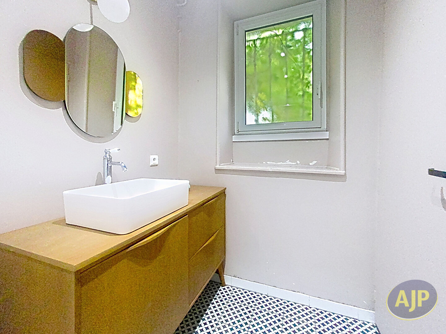 Rareté Dobrée/Sanitat ? Esprit petite maison en ultra-centre - photo 14