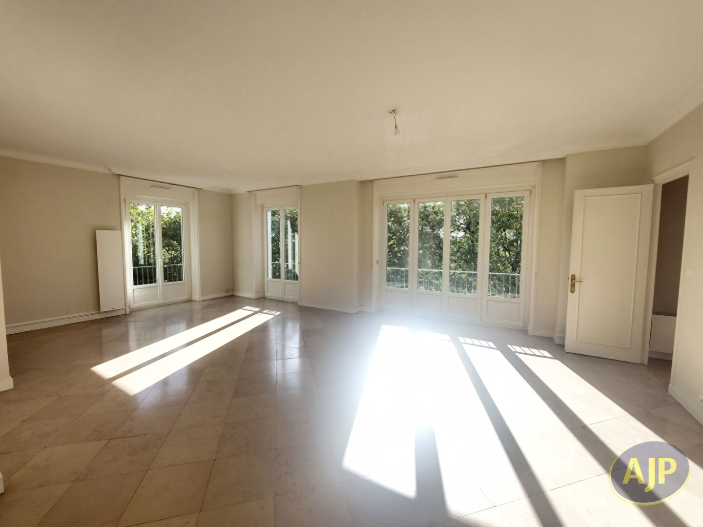 Appartement de 4 chambres avec 2 Stationnements et cave - photo 2