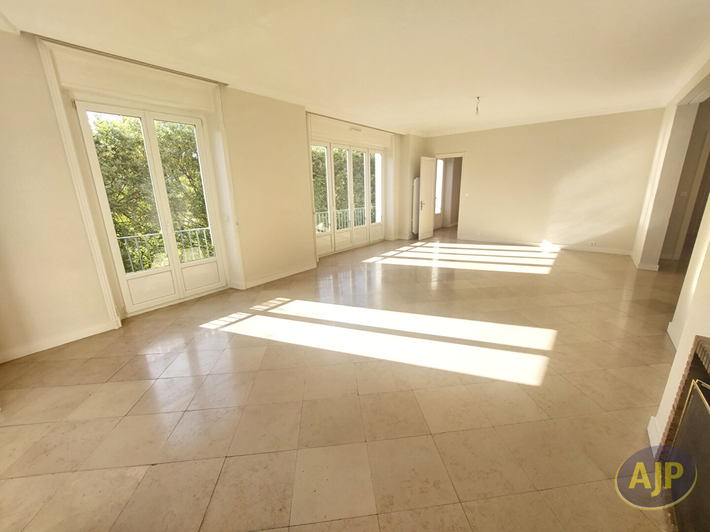 Appartement de 4 chambres avec 2 Stationnements et cave - photo 3