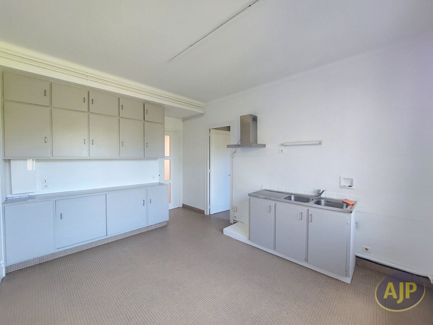 Appartement de 4 chambres avec 2 Stationnements et cave - photo 9