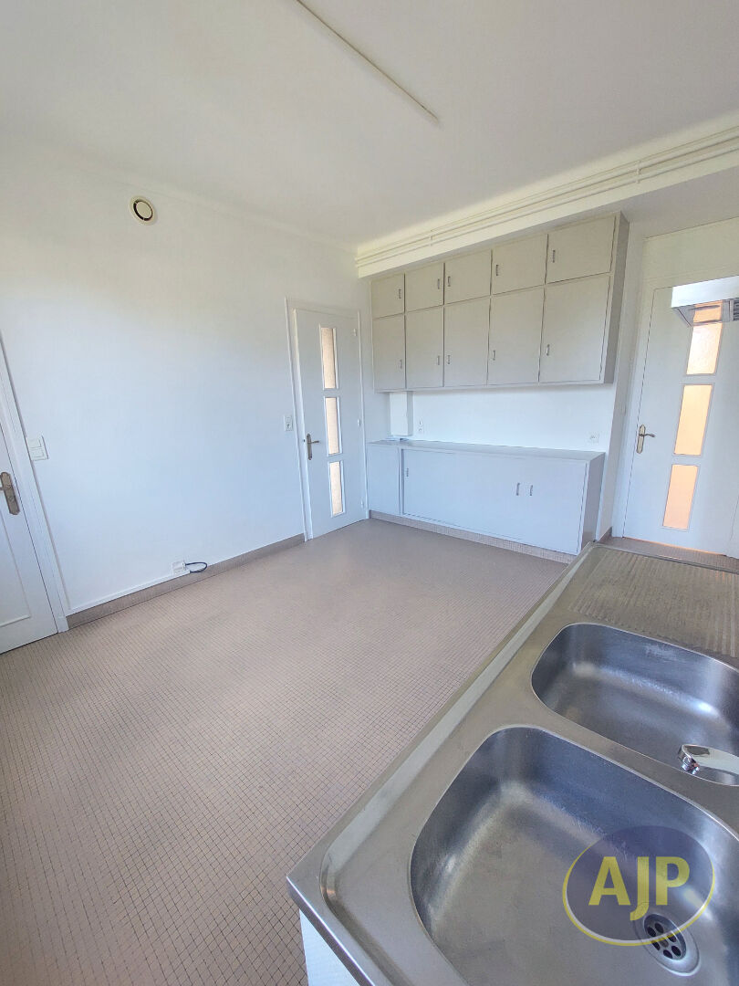 Appartement de 4 chambres avec 2 Stationnements et cave - photo 10