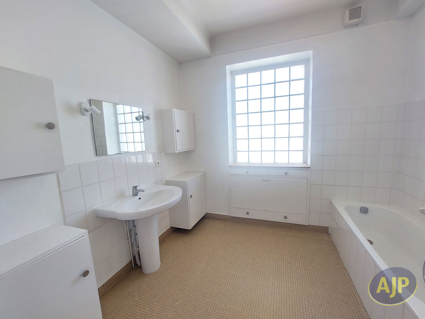 Appartement de 4 chambres avec 2 Stationnements et cave - photo 11