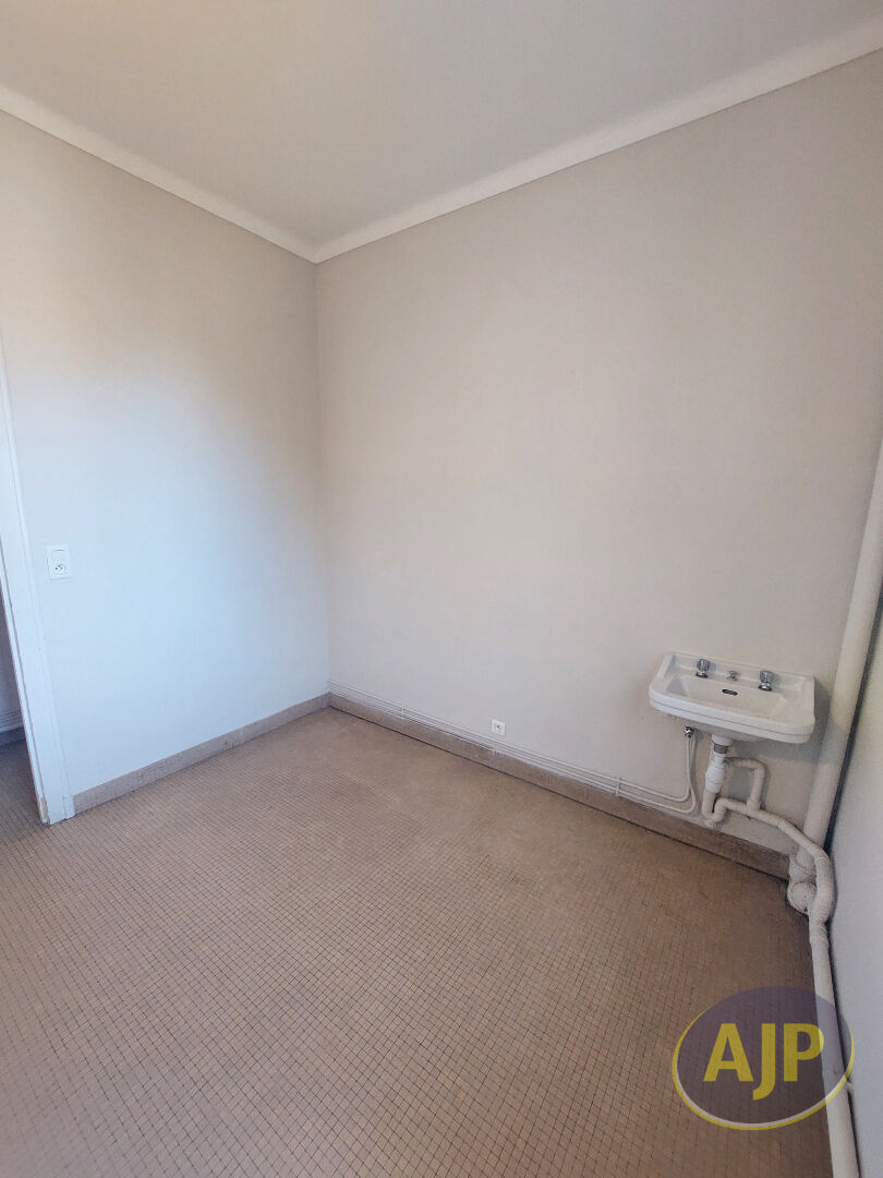 Appartement de 4 chambres avec 2 Stationnements et cave - photo 13
