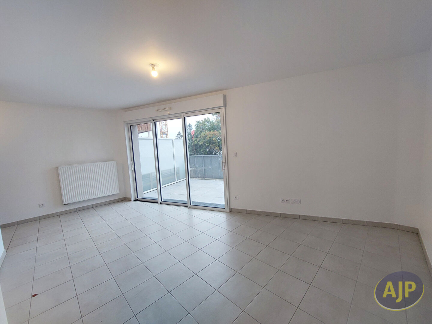Appartement T3 avec Terrasse et Stationnement - photo 3
