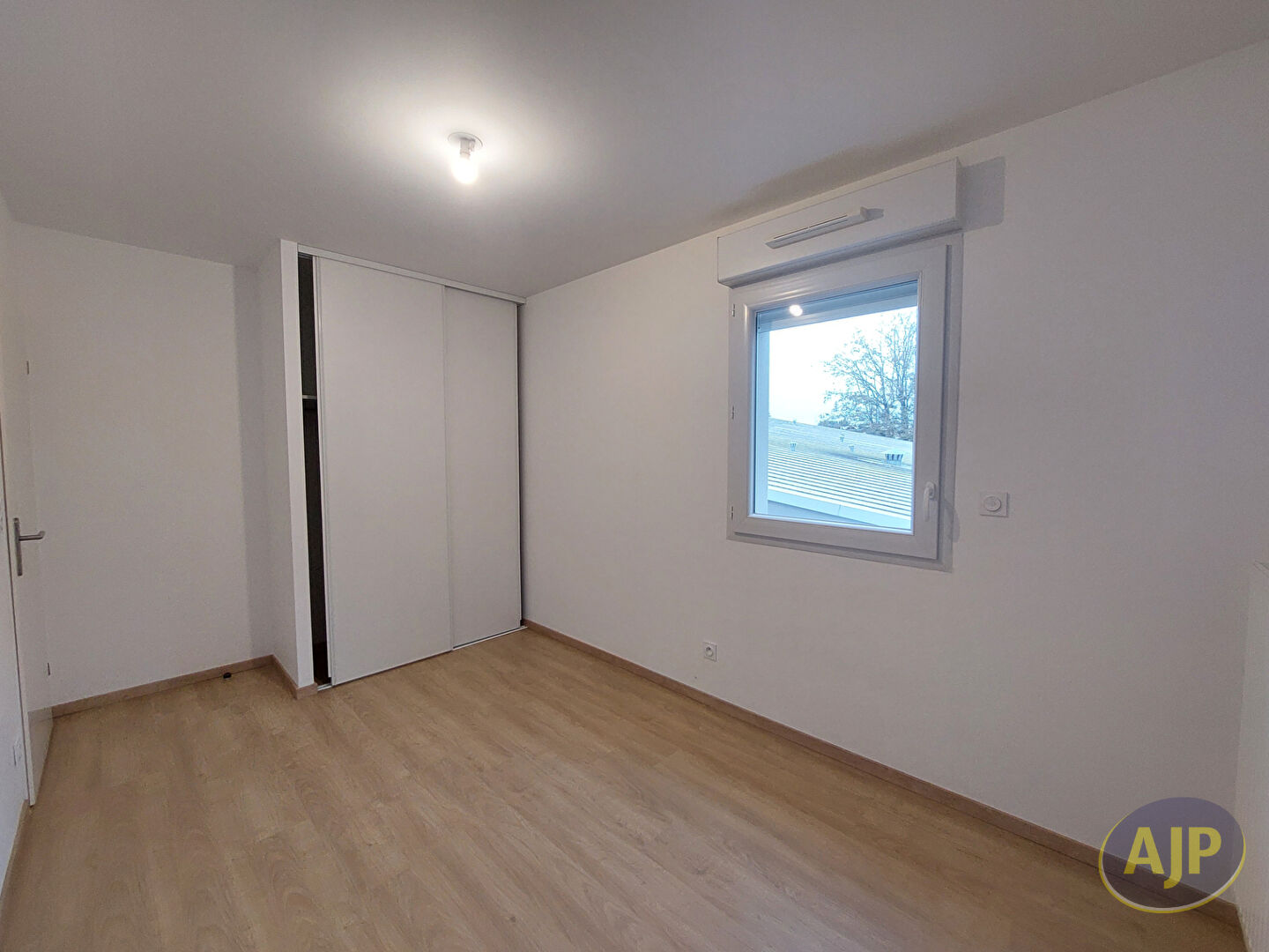 Appartement T3 avec Terrasse et Stationnement - photo 8