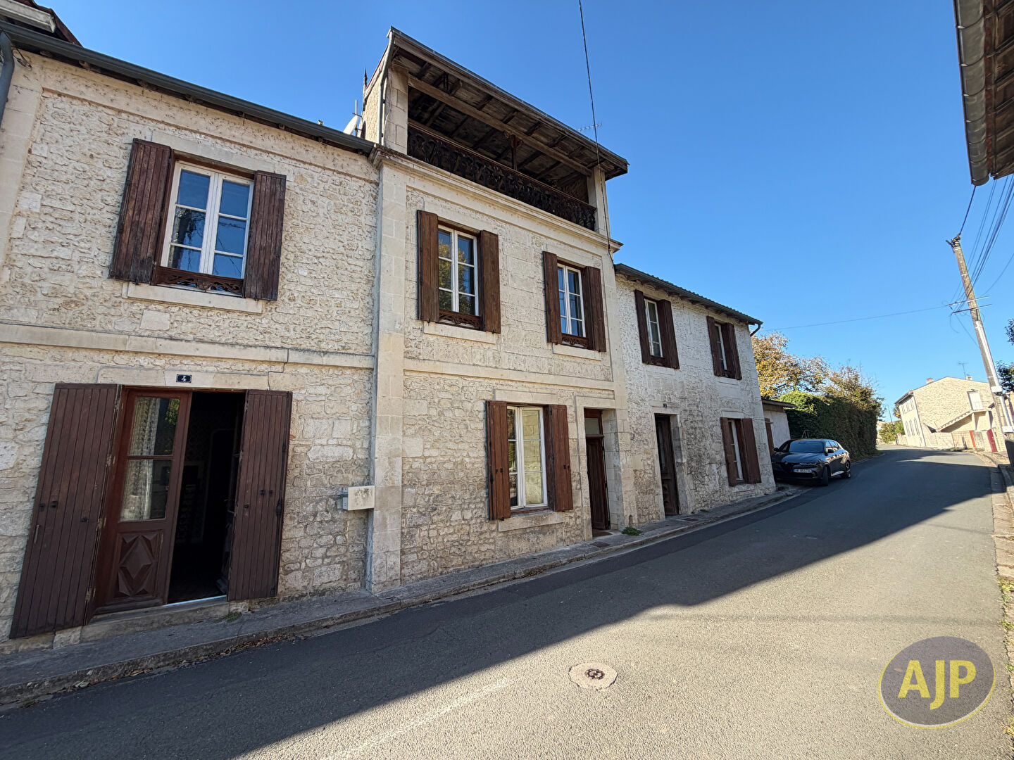 Ensemble immobilier de 202 m² ? 2 logements, jardin et garage - photo 1