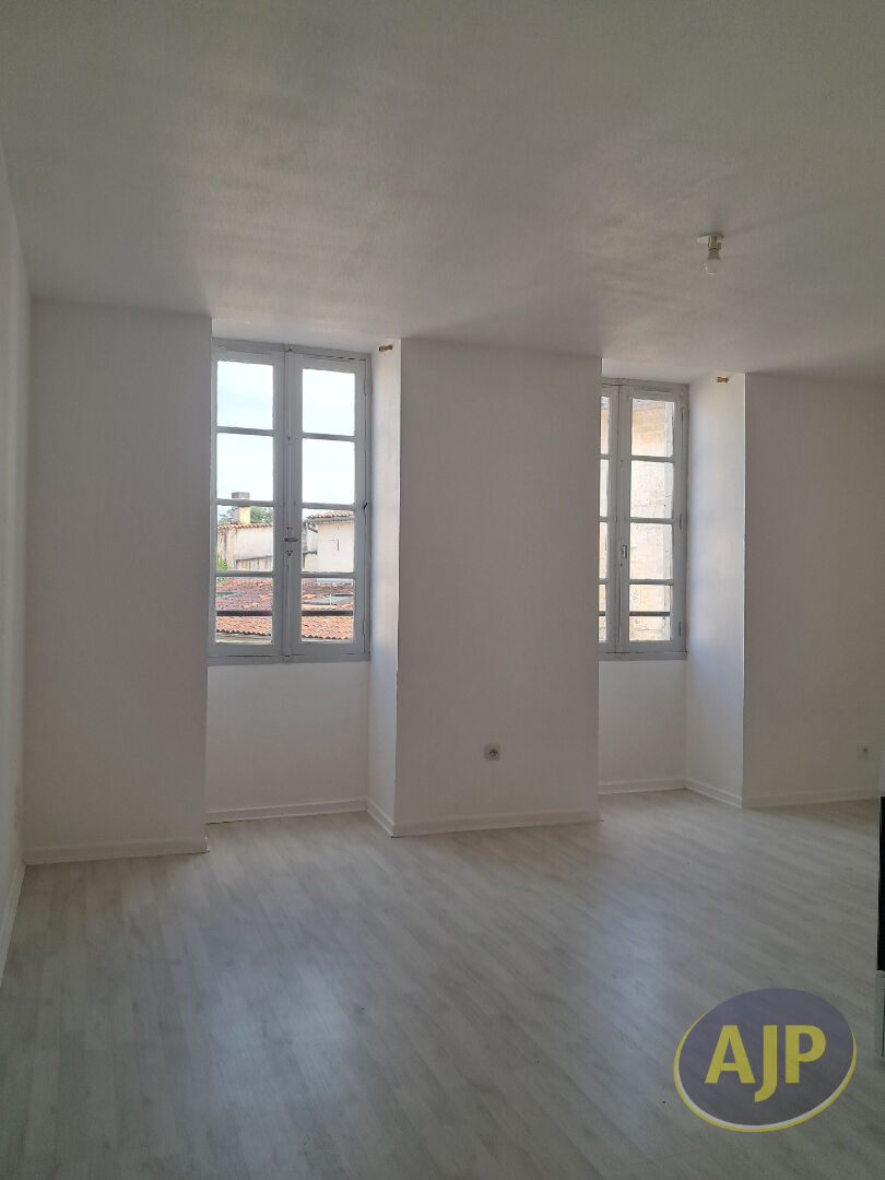 Studio Jonzac 1er étage -31m² centre ville - photo 1