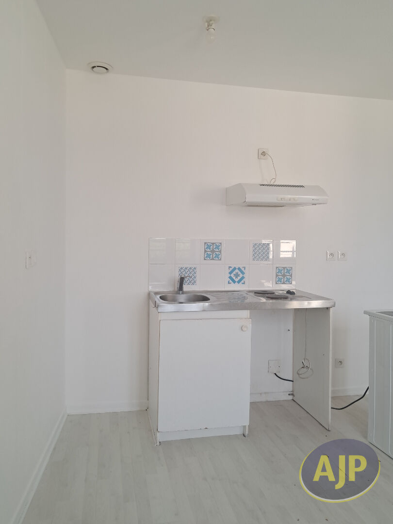 Studio Jonzac 1er étage -31m² centre ville - photo 2
