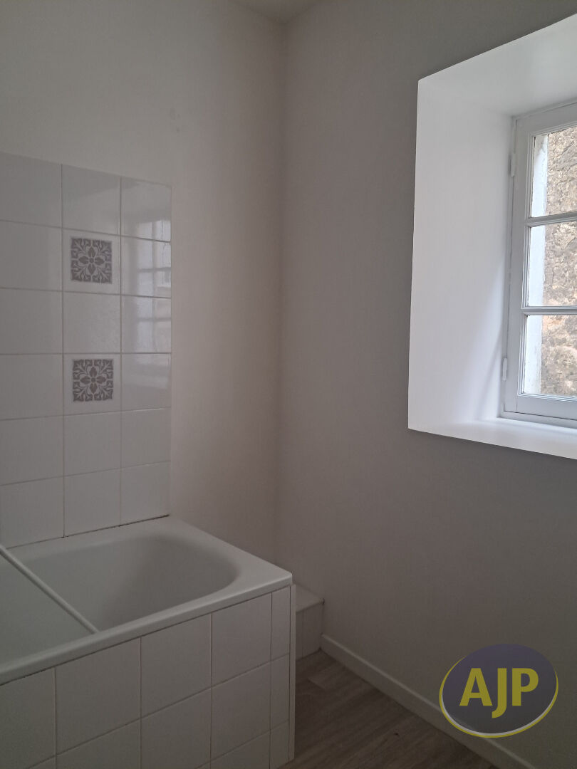 Studio Jonzac 1er étage -31m² centre ville - photo 3