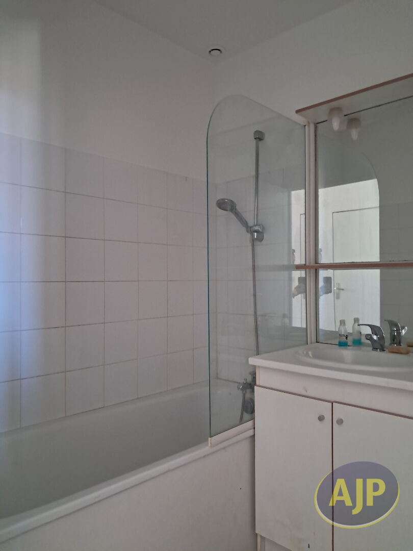 Studio Jonzac 1er étage -29m² centre ville - photo 3