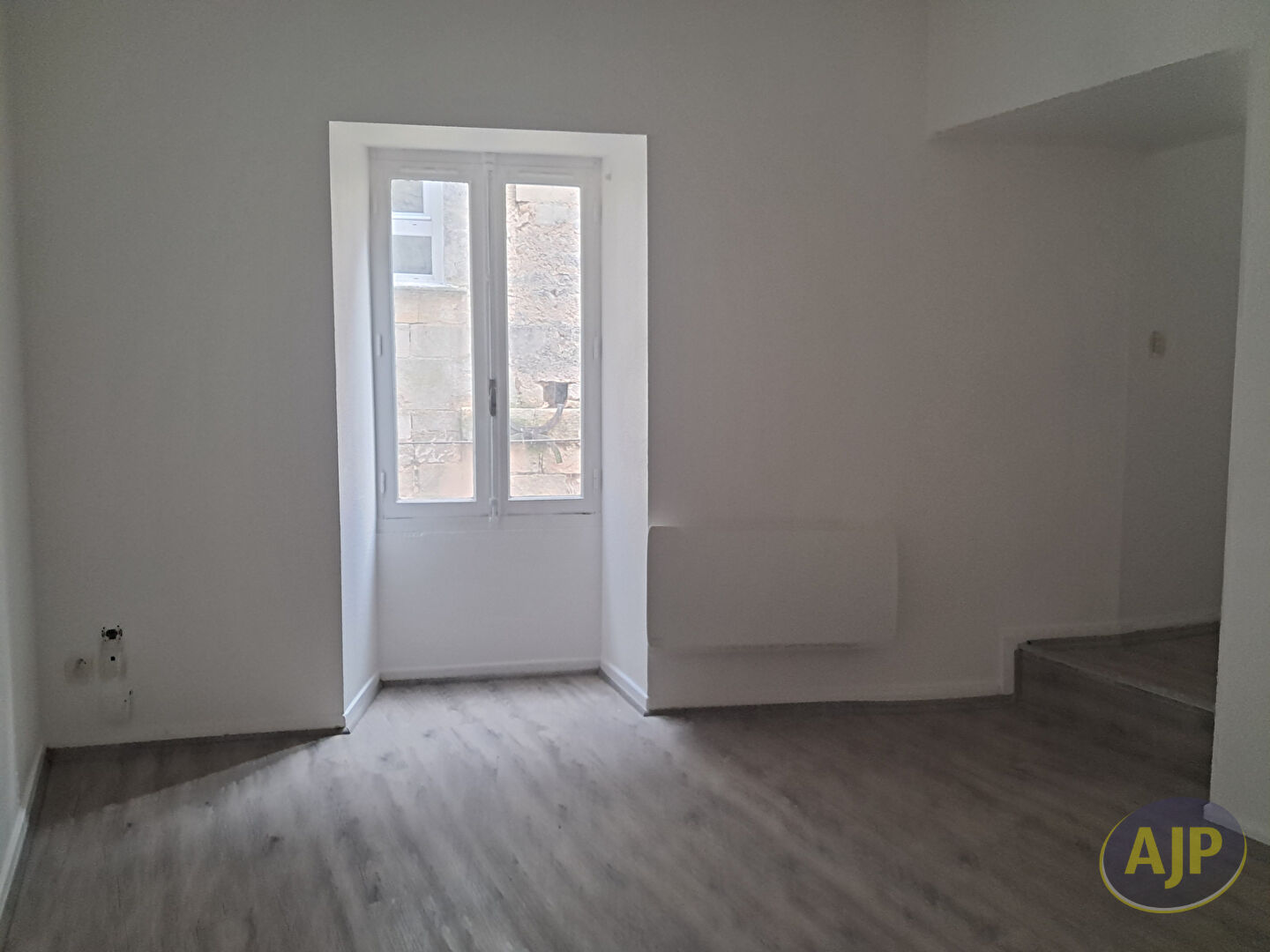 Studio Jonzac 1er étage -31m² centre ville - photo 1
