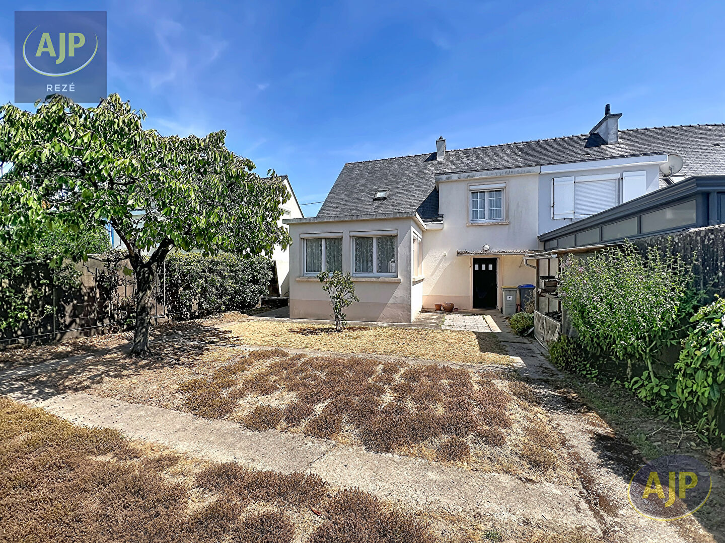 REZÉ  Maison 4 pièces de 80 m² avec jardin clos, garage et dépendance - photo 2