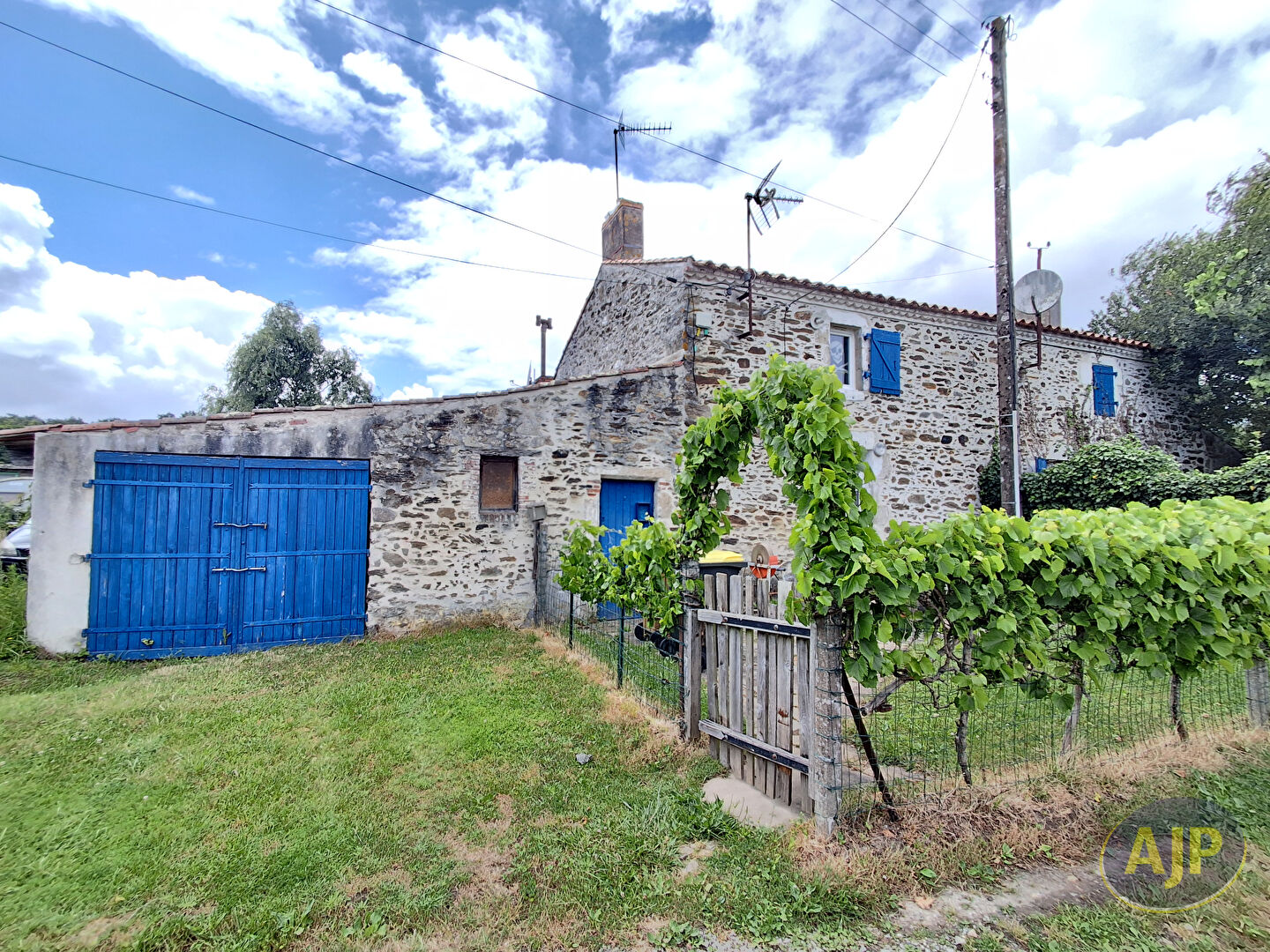 IMMEUBLE DE RAPPORT SAINTE FLAIVE DES LOUPS - photo 1
