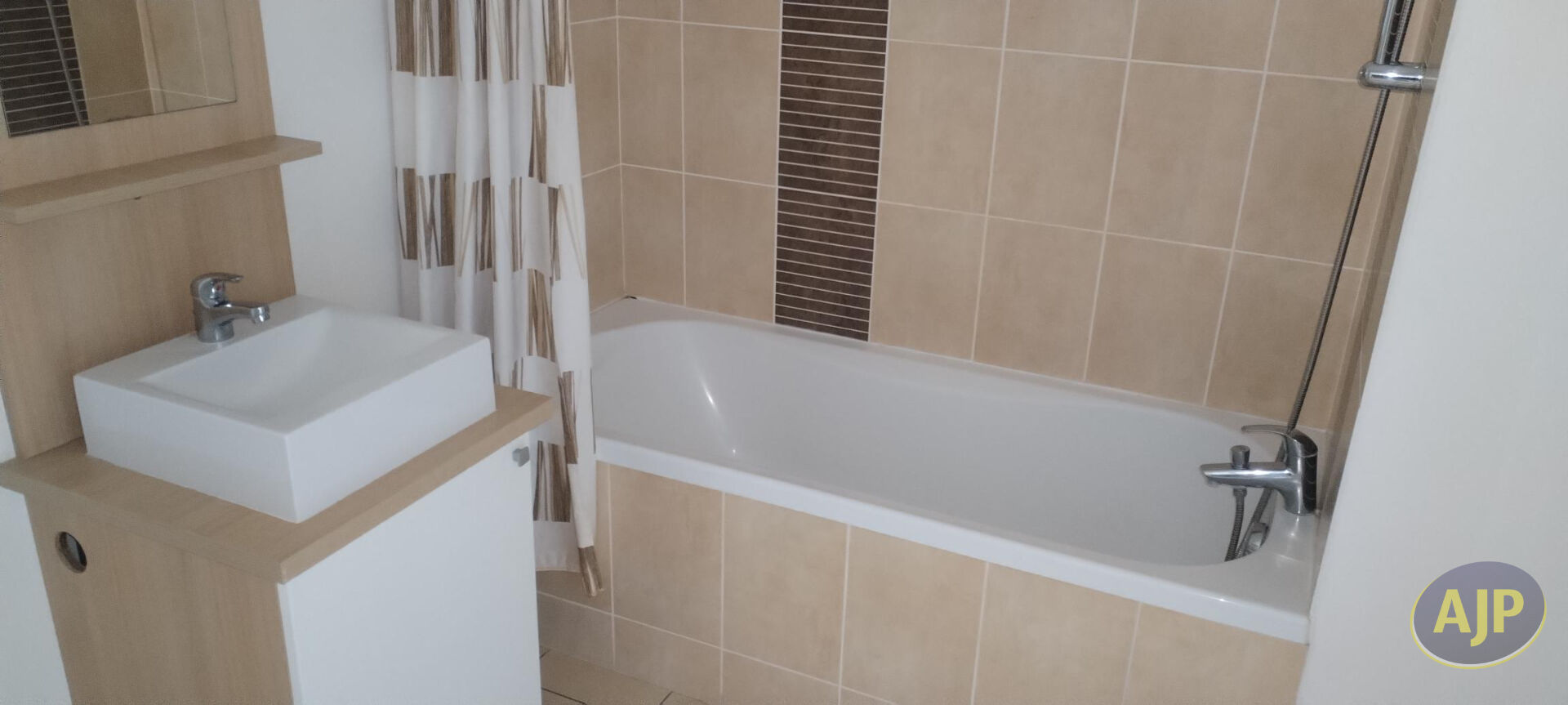 T2 BIS  65M² RESIDENCE LOUIS SERCAN - SAINTES RIVE GAUCHE - photo 8