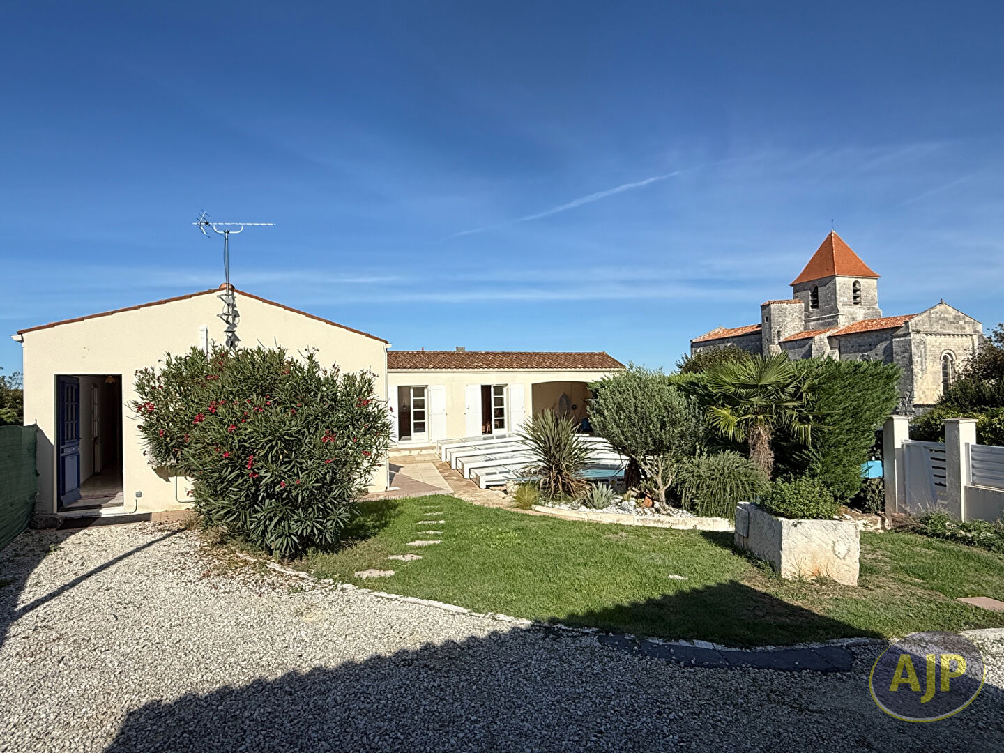 SAINT-GEORGES-DES-COTEAUX  MAISON DE PLAIN-PIED AVEC PISCINE - photo 1