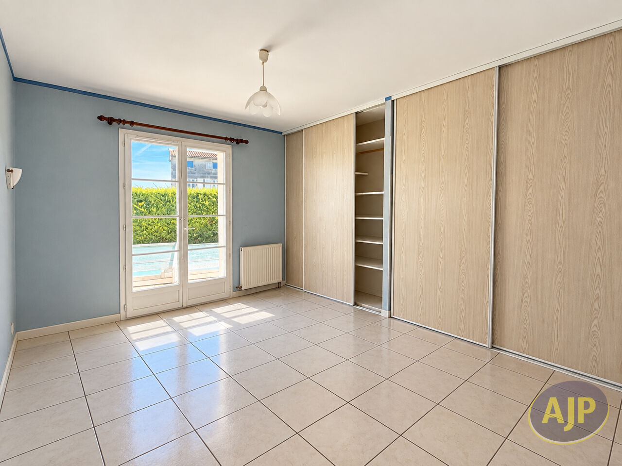 SAINT-GEORGES-DES-COTEAUX  MAISON DE PLAIN-PIED AVEC PISCINE - photo 4