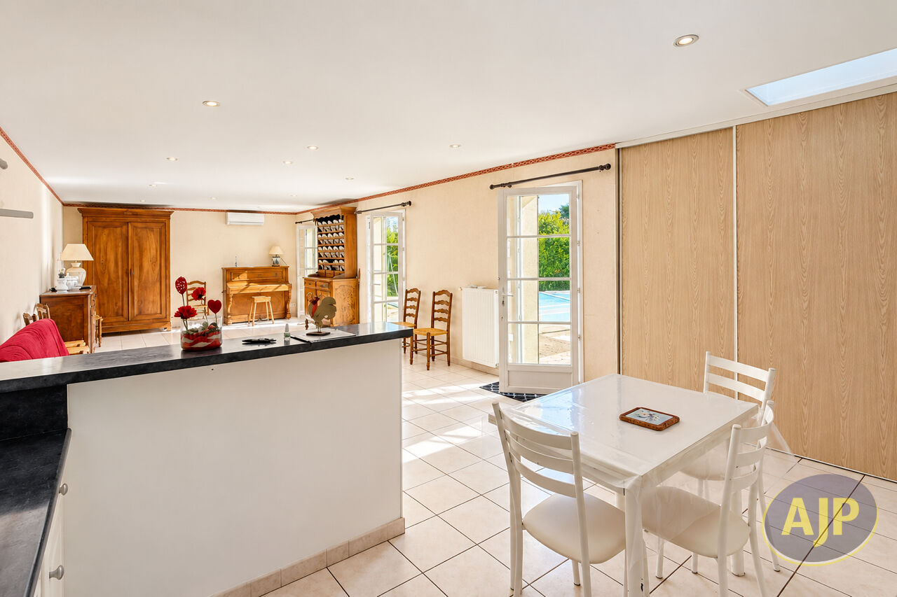 SAINT-GEORGES-DES-COTEAUX  MAISON DE PLAIN-PIED AVEC PISCINE - photo 6