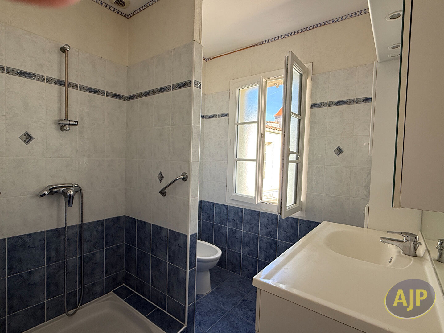 SAINT-GEORGES-DES-COTEAUX  MAISON DE PLAIN-PIED AVEC PISCINE - photo 7