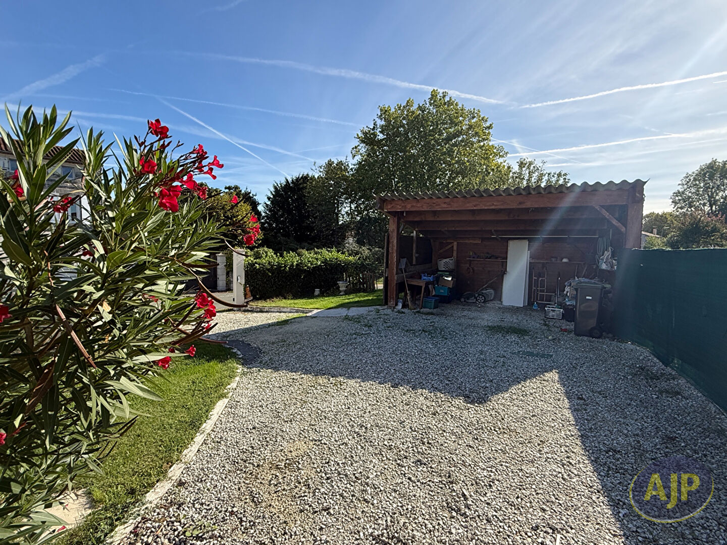 SAINT-GEORGES-DES-COTEAUX  MAISON DE PLAIN-PIED AVEC PISCINE - photo 8