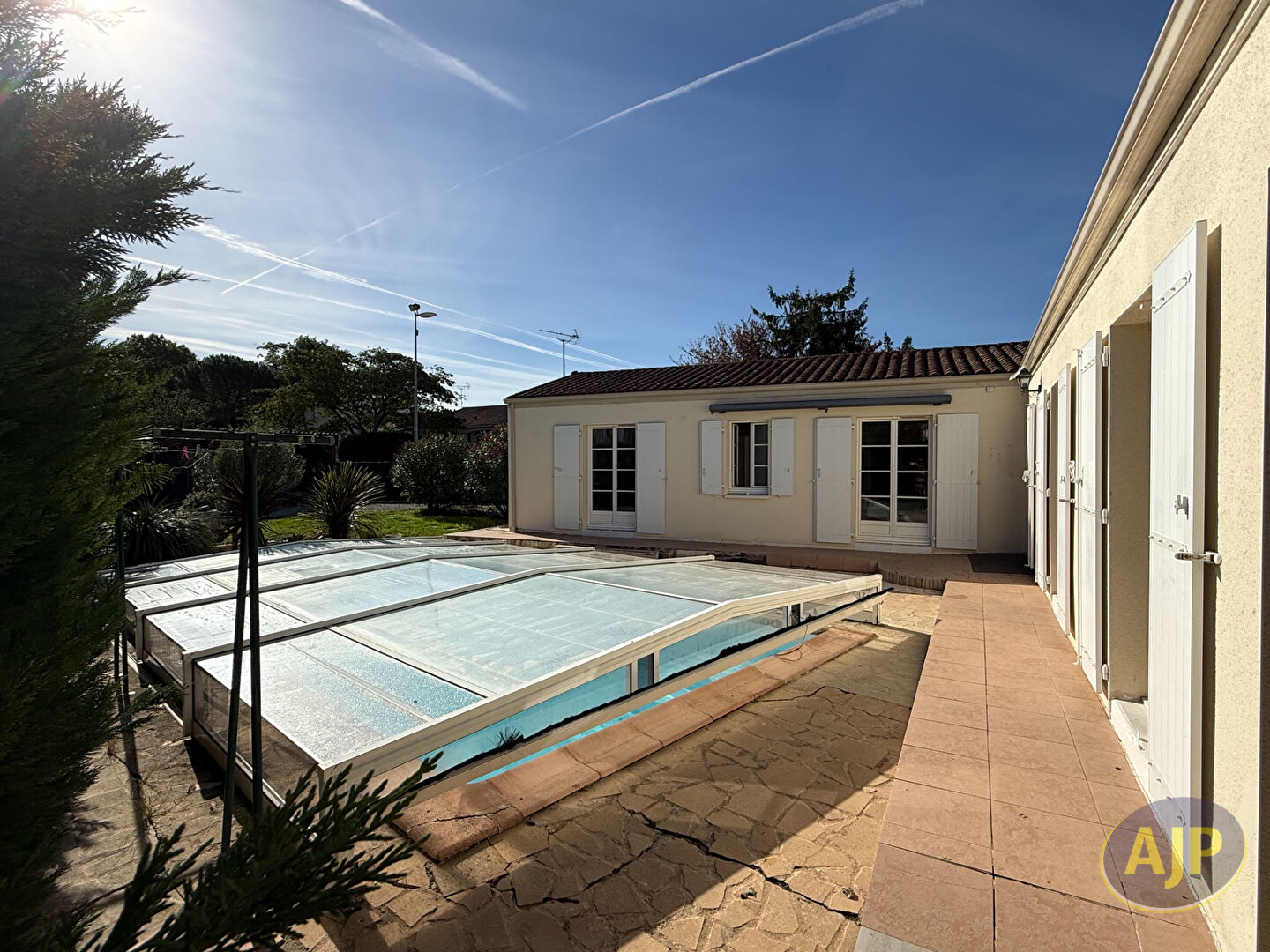 SAINT-GEORGES-DES-COTEAUX  MAISON DE PLAIN-PIED AVEC PISCINE - photo 9