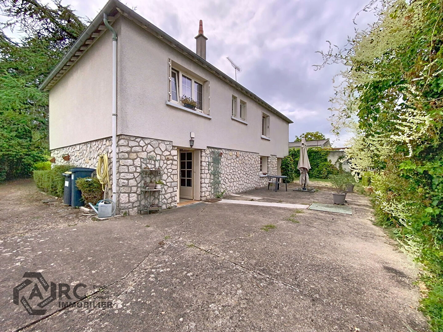 PROCHE D'ORLÉANS - MAISON 6 PIÈCES sur 2177m² de terrain.