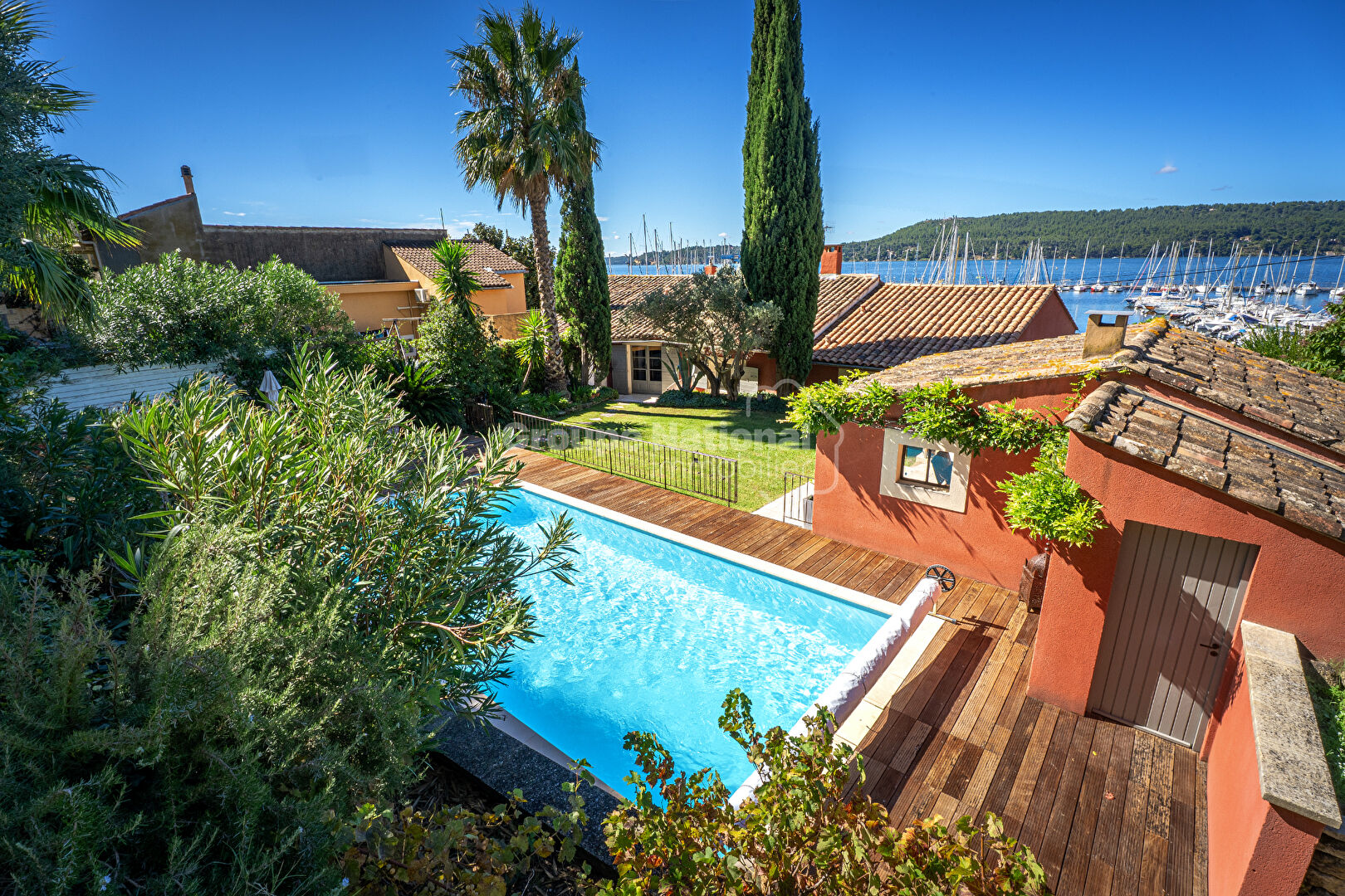 Maison d'exception à vendre à Saint-Chamas avec vue sur Etang