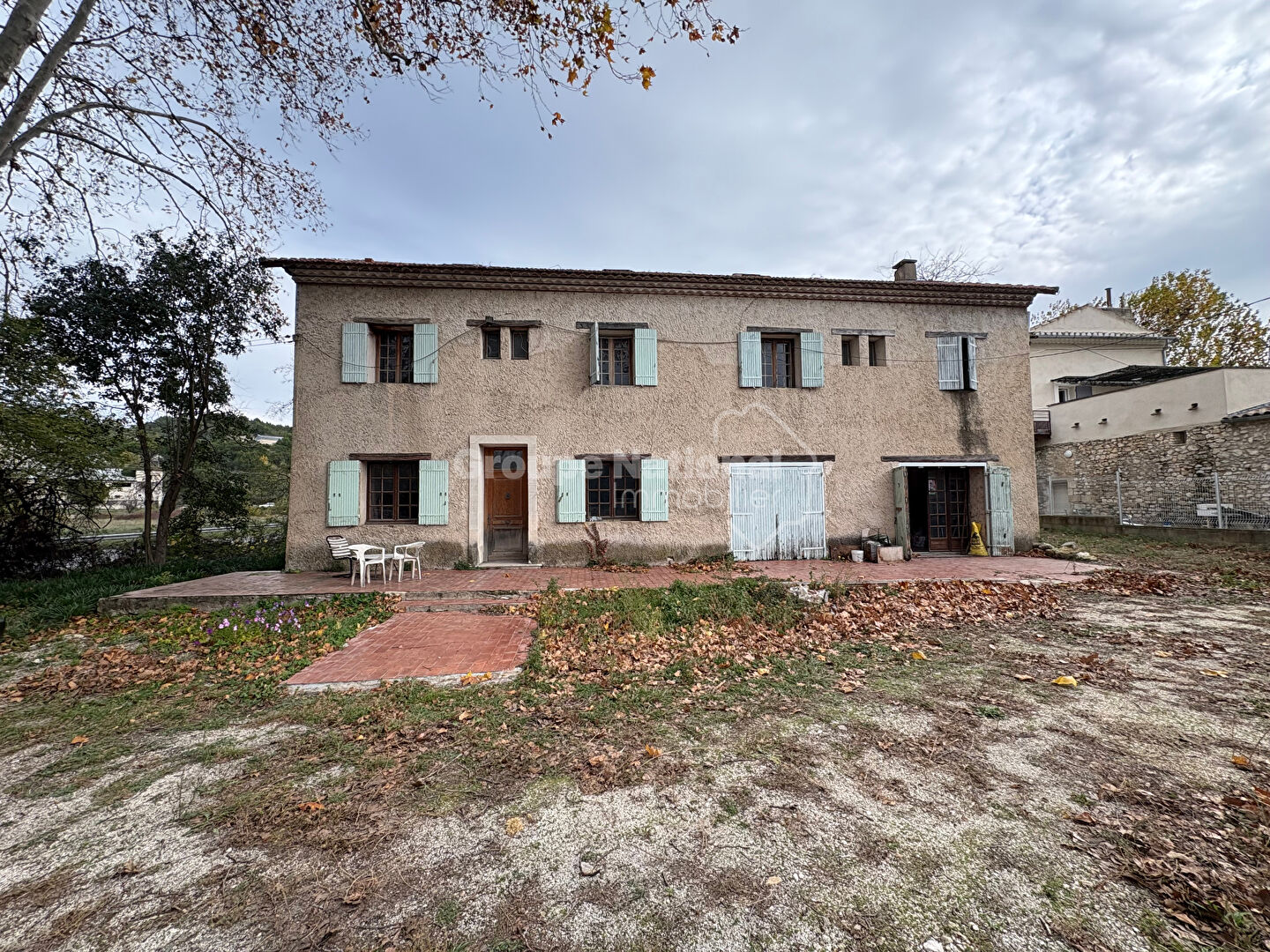Ancien hôtel  XVII siècle à rénover -Le Lubéron- 1000 m²-- 10000 m² De Terrain- Gros Volumes.