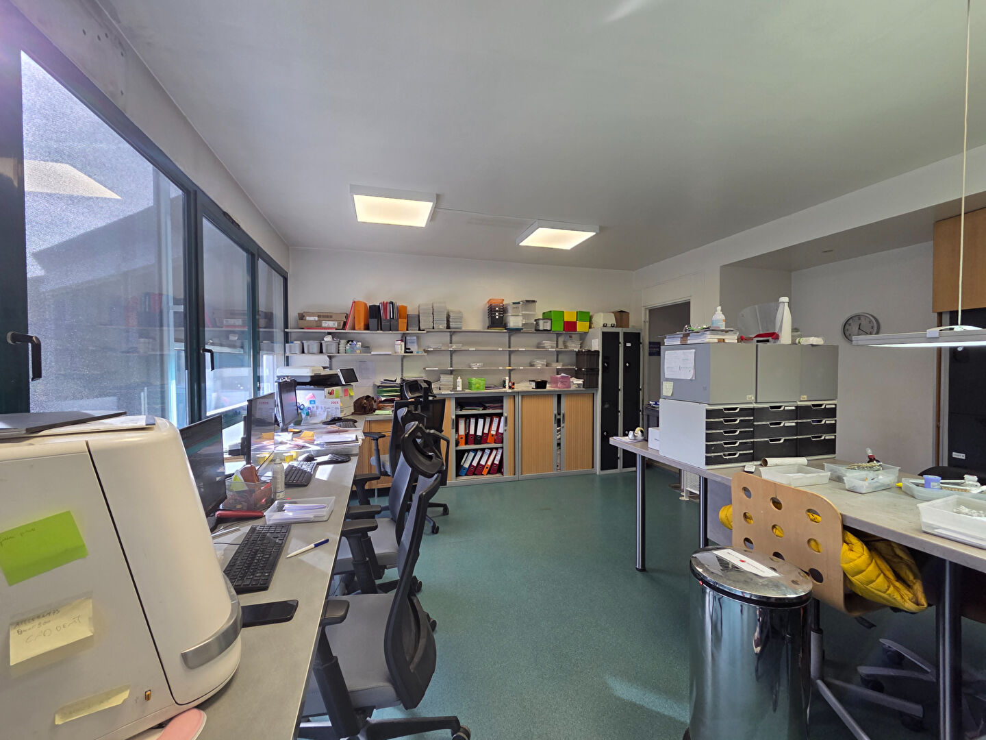 Photo Excusivité locaux professionnels  sortie autoroute Grésy 102 m2  divisible 3 lots entre Genève, Annecy et Chambéry image 2/6