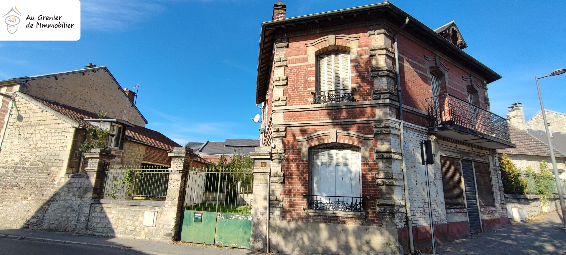 Ensemble immobilier en pierre avec jardin et garages