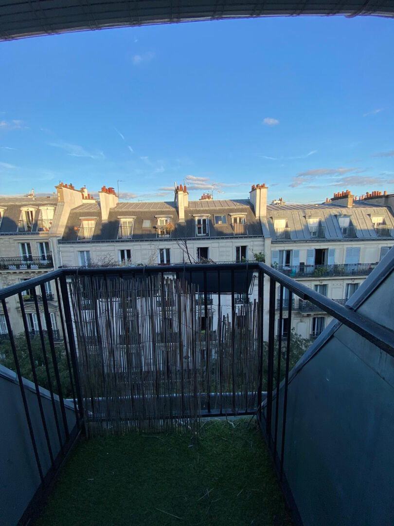 PARIS 9? — CHARMANT 2 PIÈCES MEUBLÉ AVEC BALCON
