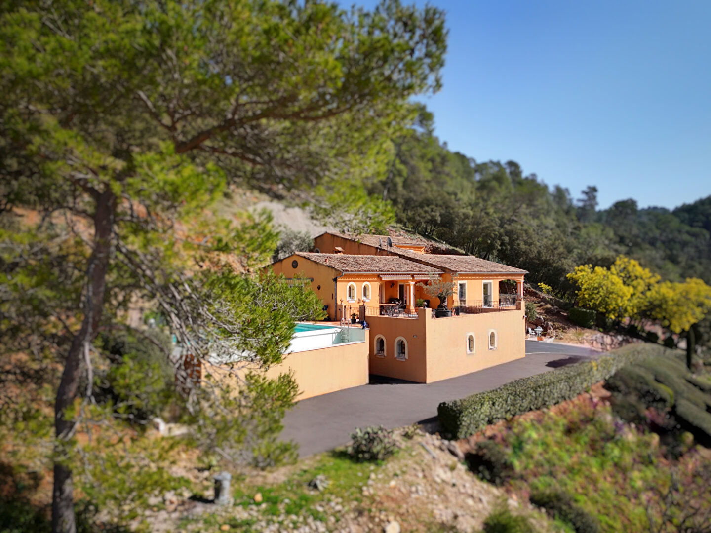 Photo MAGNIFIQUE PROPRIETE AU CALME AVEC VUE image 1/6