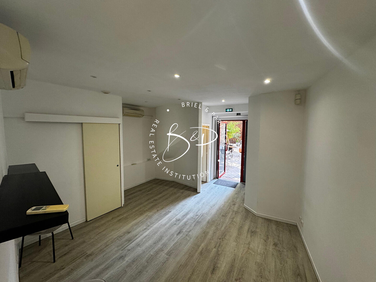 A Louer à Salernes Local rénové de 54m² avec studio attenant