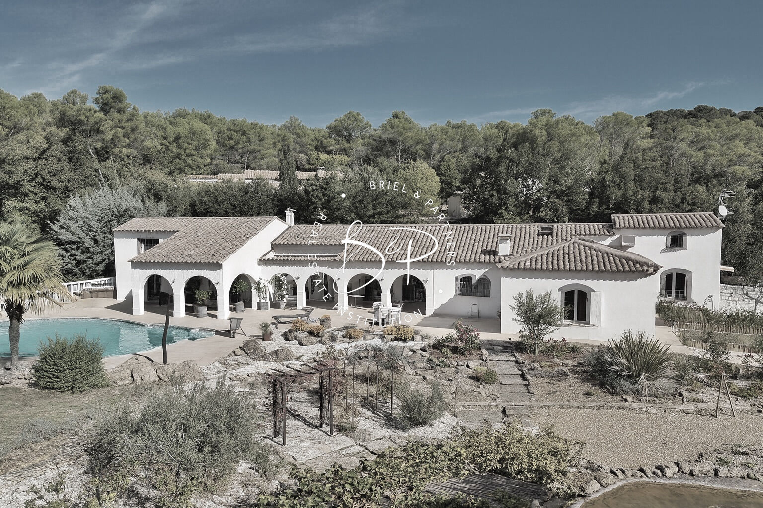 LORGUES propriété 5 chambres de plain pied avec piscine et étang, au calme