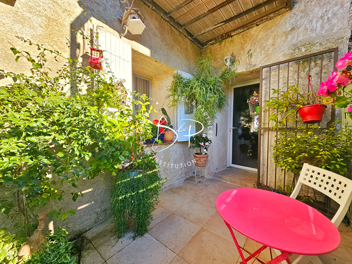 EXCLUSIVITE - Lorgues centre ville : Charmant F2 avec deux terrasses privées -Toiture & façades neuves