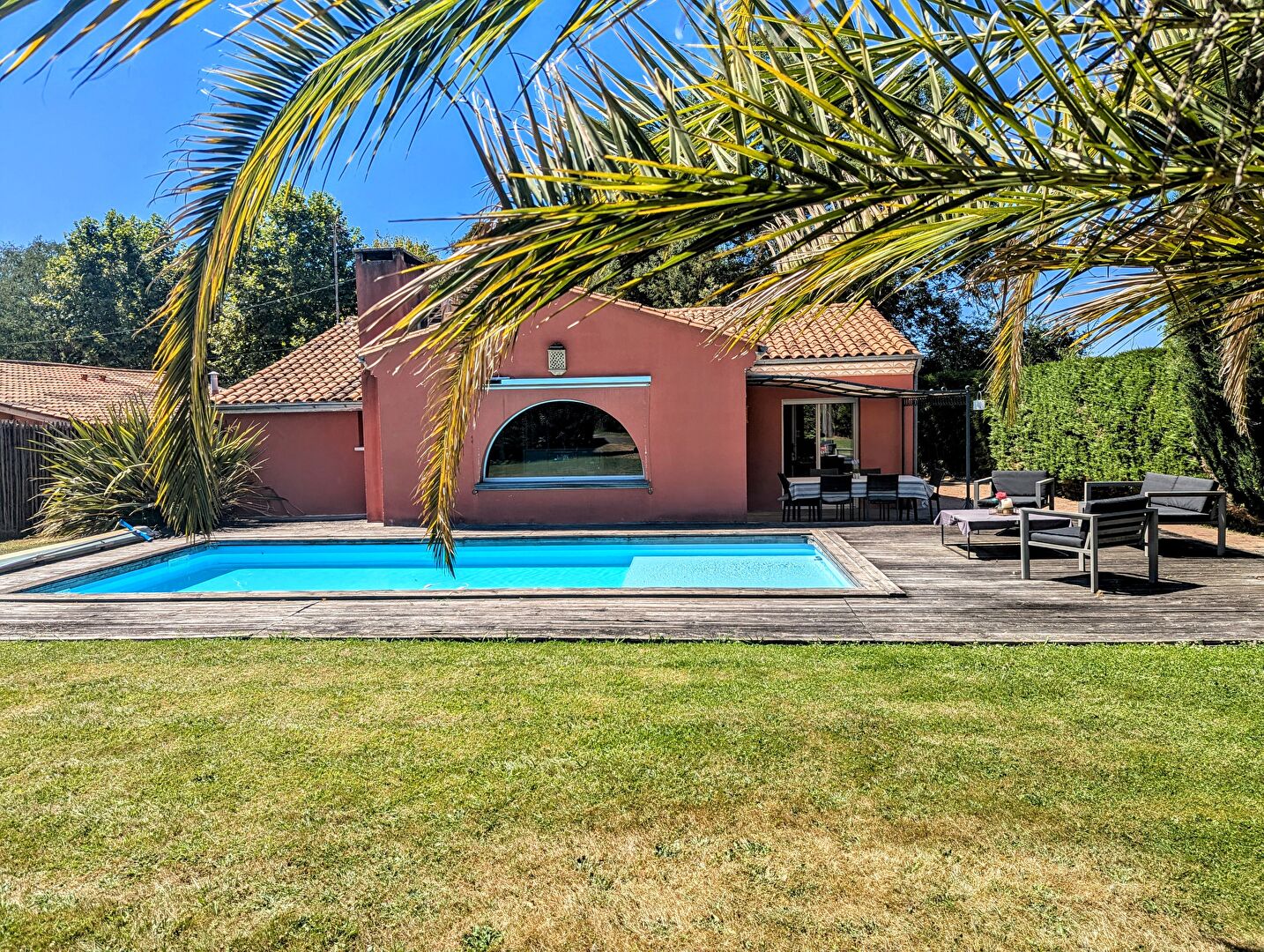 Maison traditionnelle d'environ 175m² sur son terrain de 1328m²