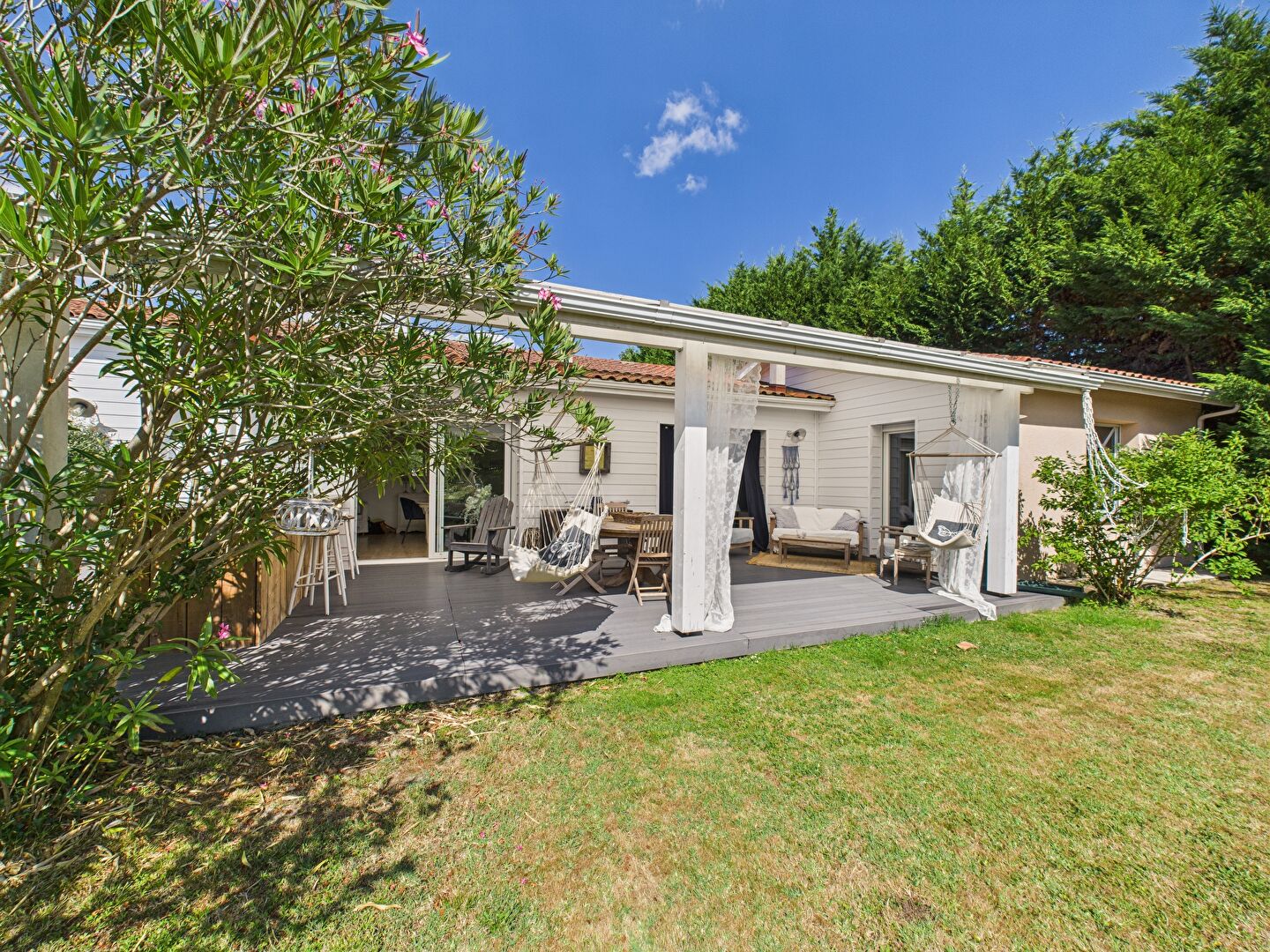 Maison d'environ 225m² sur son terrain de 2725m²