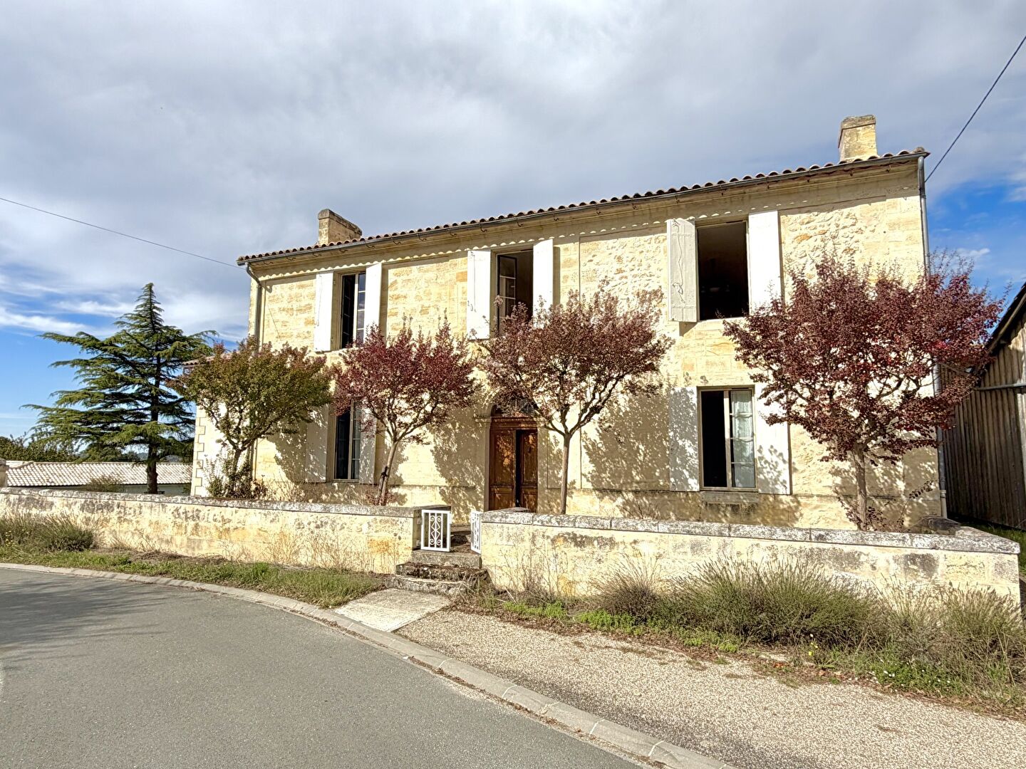 Rare sur le secteur - Maison en pierre idéalement située