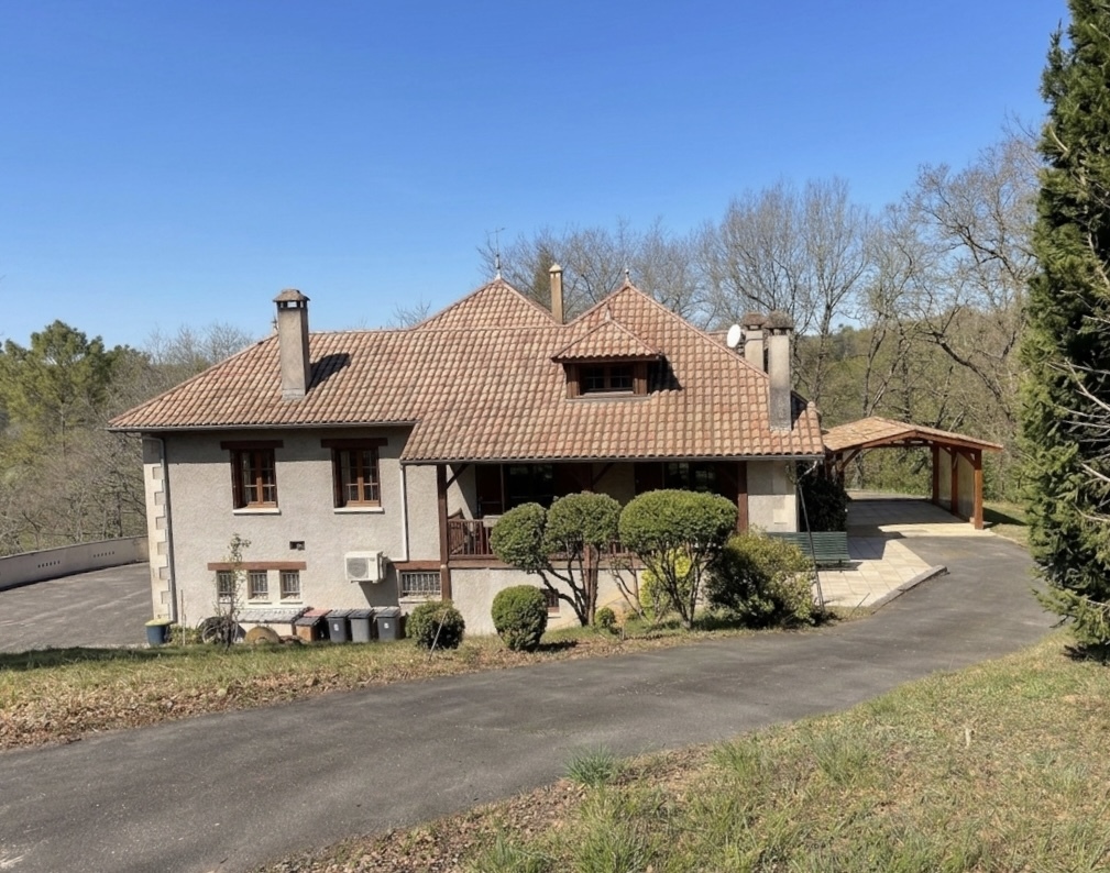 RARE avec vu sur côteaux - 3 km du centre-bourg - Grande maison entretenue - 280 m² habitables - 5 chambres