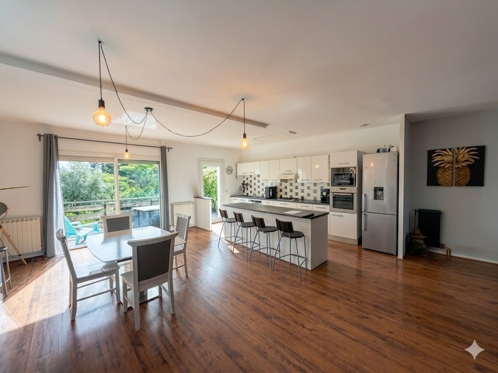 RARE SUR LE SECTEUR : Maison de bourg en pierre avec garage XXL