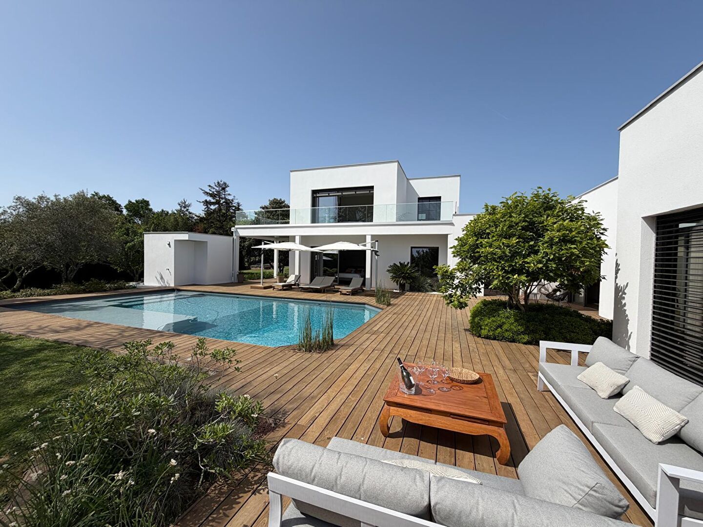 Propriété d'exception avec vu dégagée de 350m2 habitable sur parc de 3800m2 avec piscine
