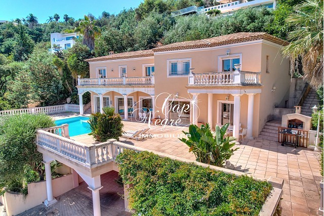 VILLA D'EXCEPTION DE 285M² VUE MER À VENDRE À MANDELIEU LA NAPOULE