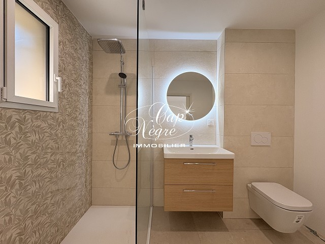 Photo DUPLEX T3 À VENDRE 70m² AVEC GRAND JARDIN À 100M DE LA MER À GRIMAUD BEAUVALLON image 5/6