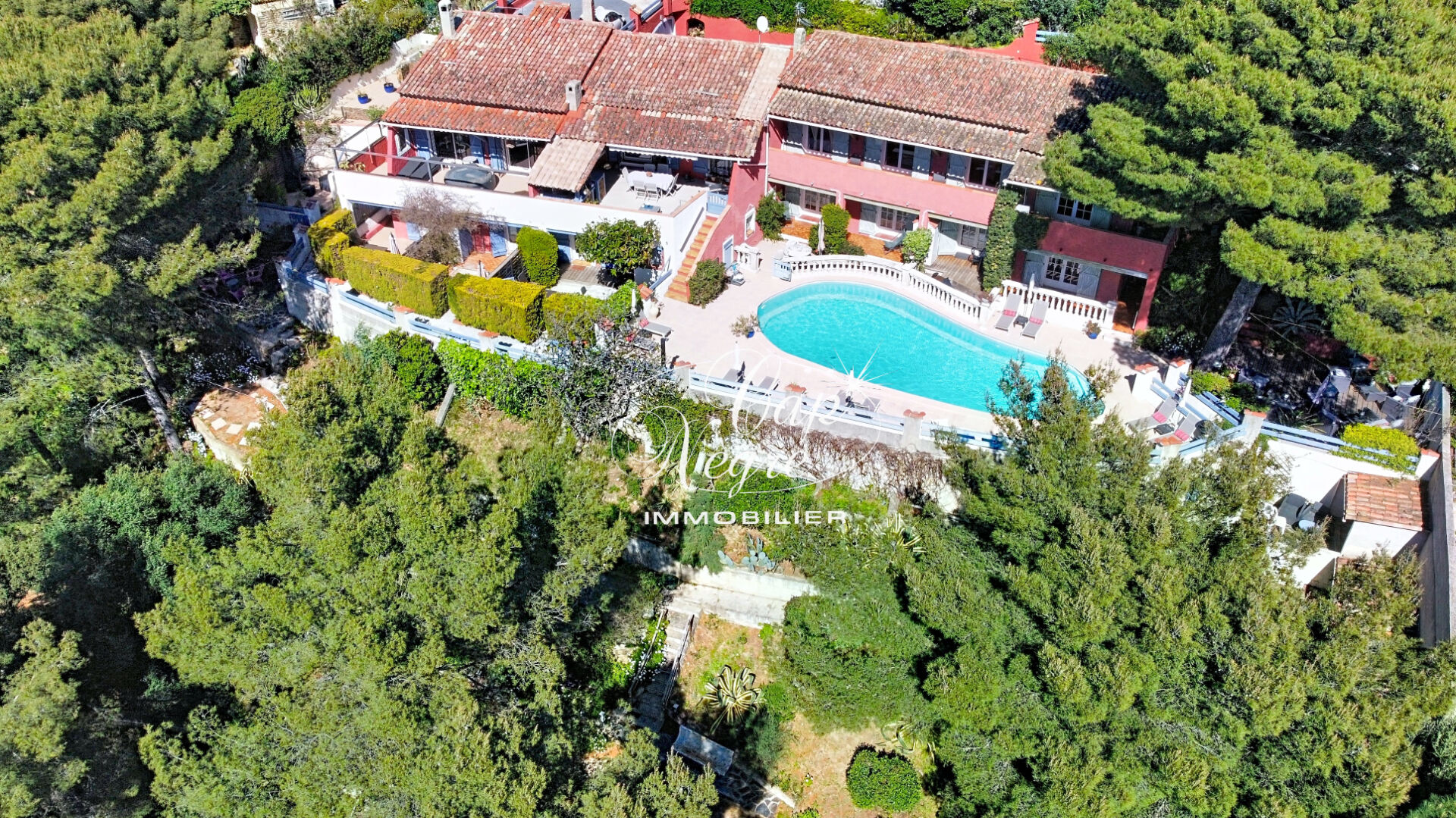ENSEMBLE IMMOBILIER COMPOSÉ DE PLUSIEURS APPARTEMENTS SUR LE SECTEUR DE BORMES-LES-MIMOSAS