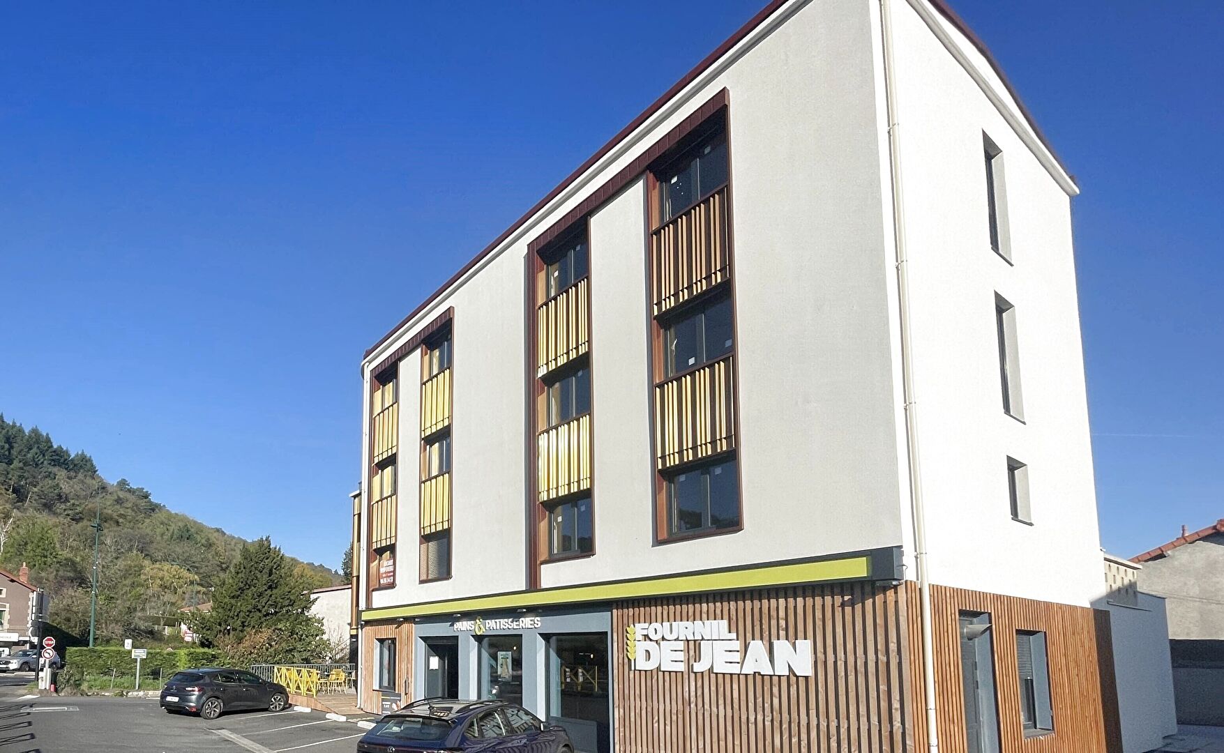 TROIS PLATEAUX sur 442m² Aménagement bureaux ou logements, stationnements
